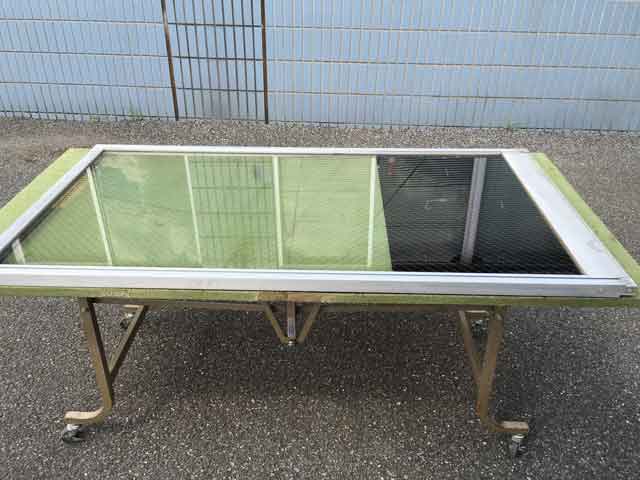 網入りガラスに貼られたスモークフィルム