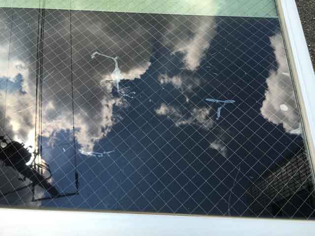 網入りガラスのひび割れ