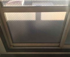 修理後の網入り型板ガラス
