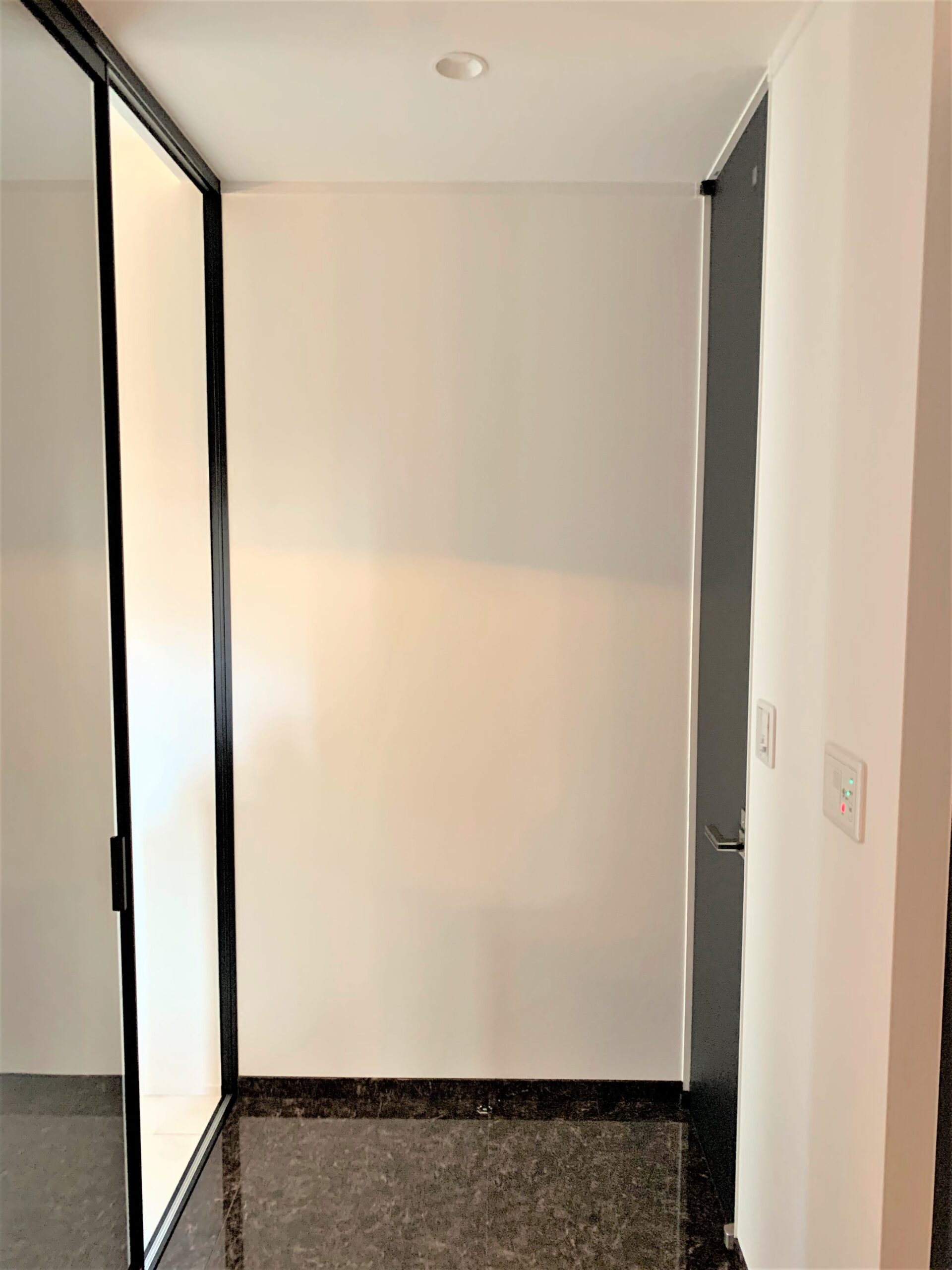 玄関姿見施工前