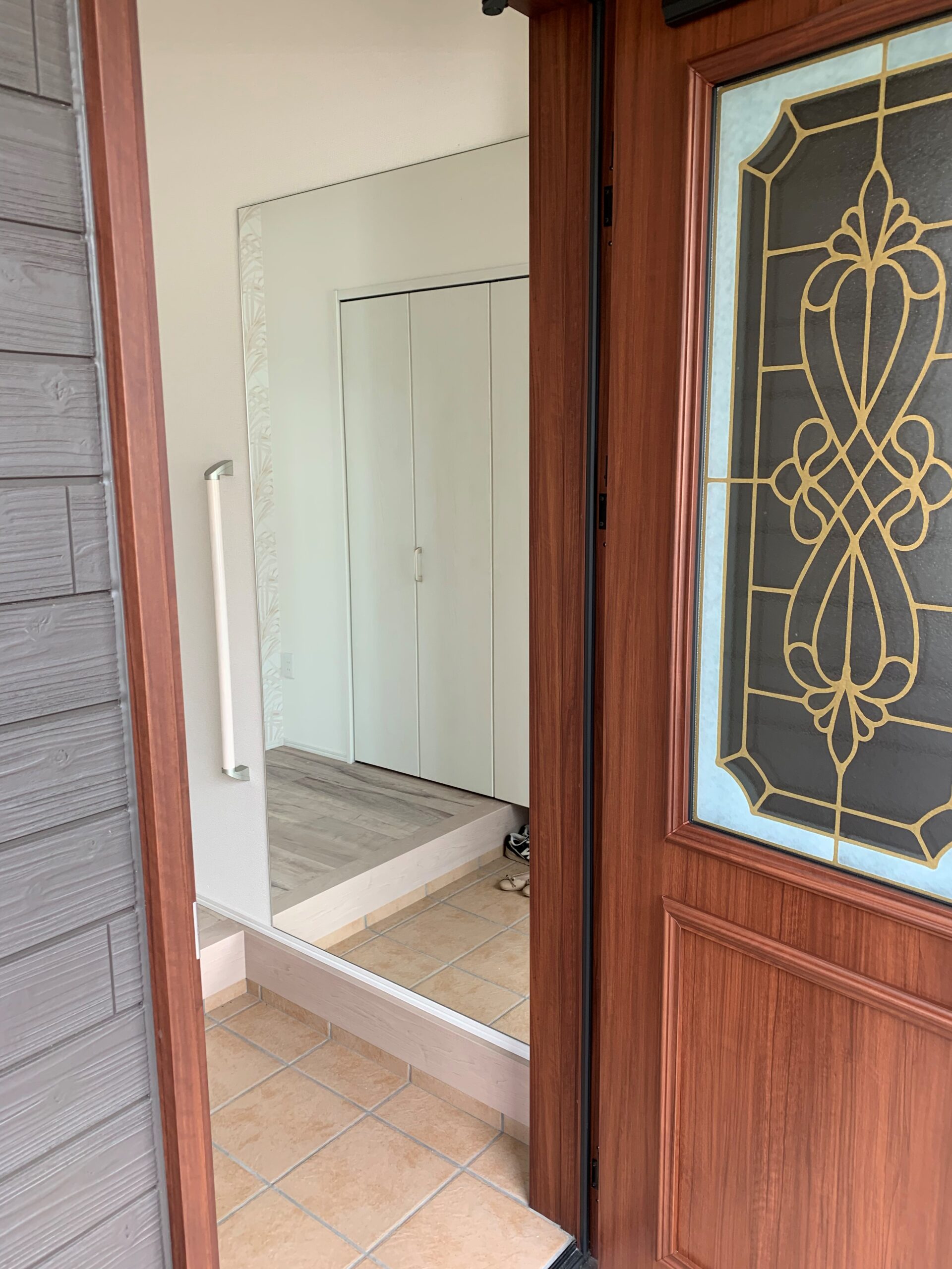 玄関姿見施工後