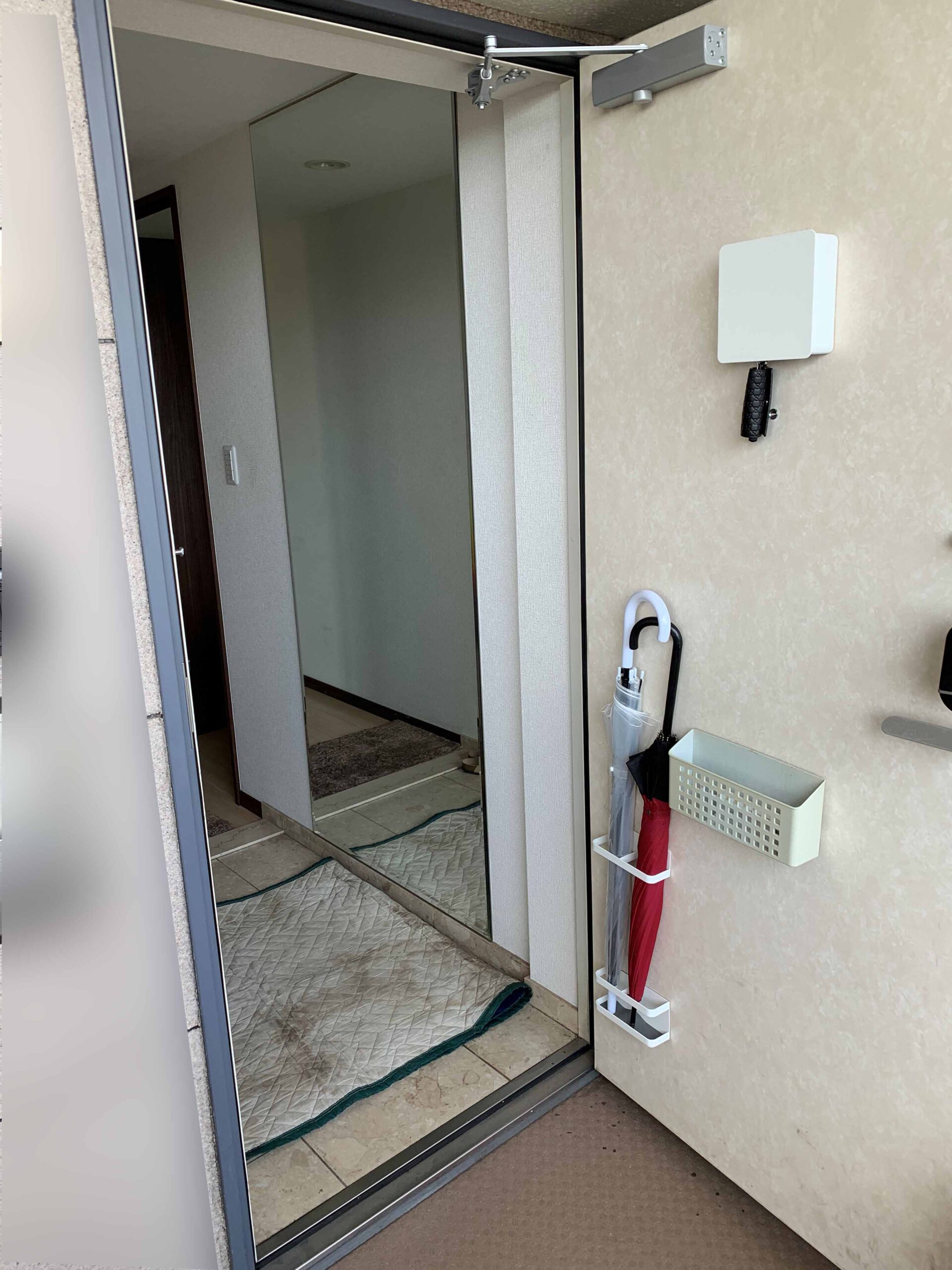 玄関網戸設置前