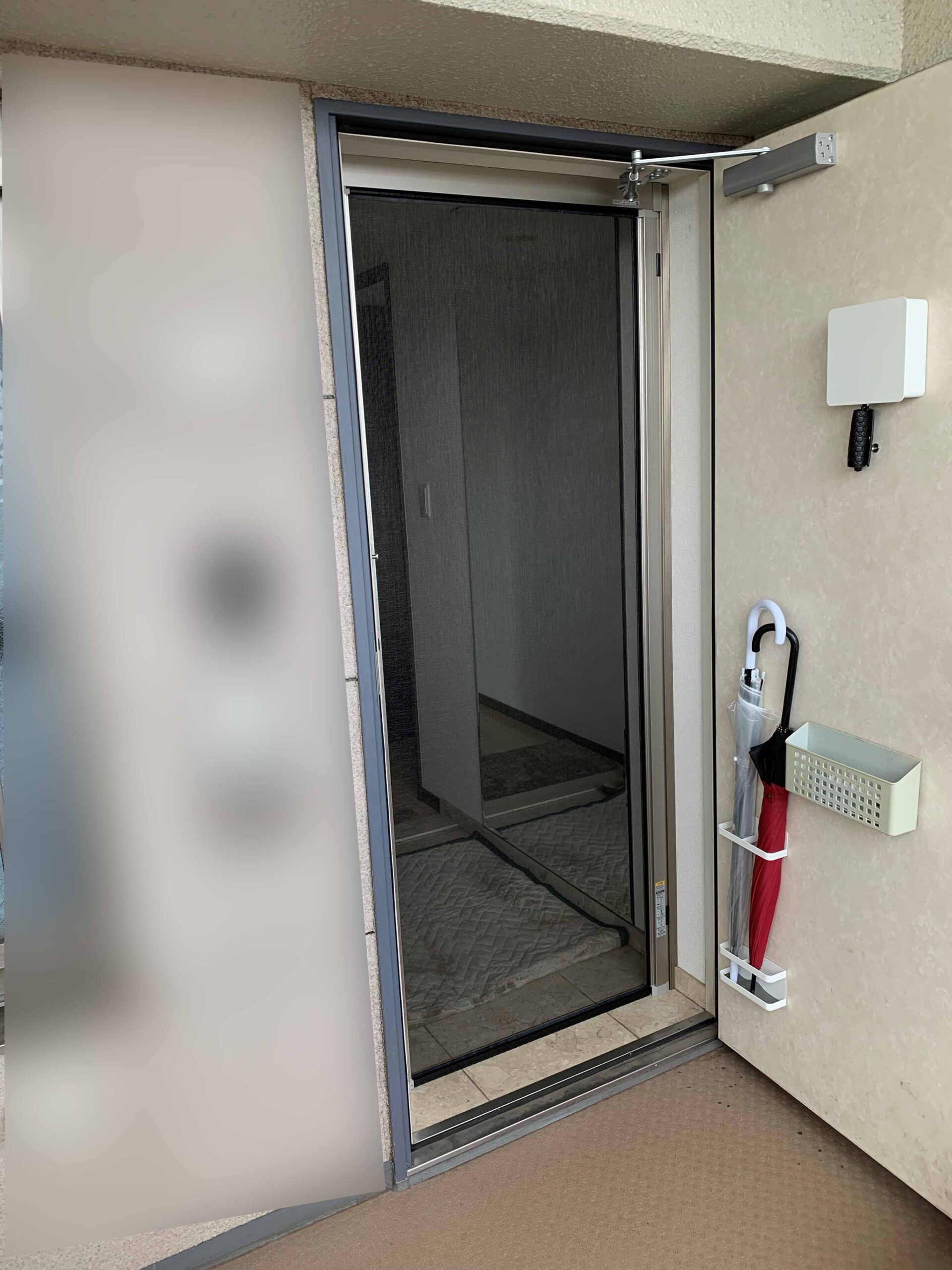 玄関網戸設置後