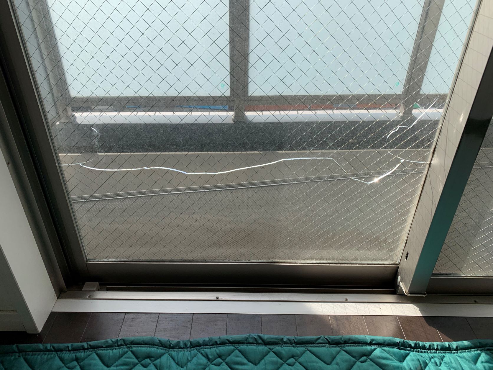 網入りガラスの修理費用は自己負担!?