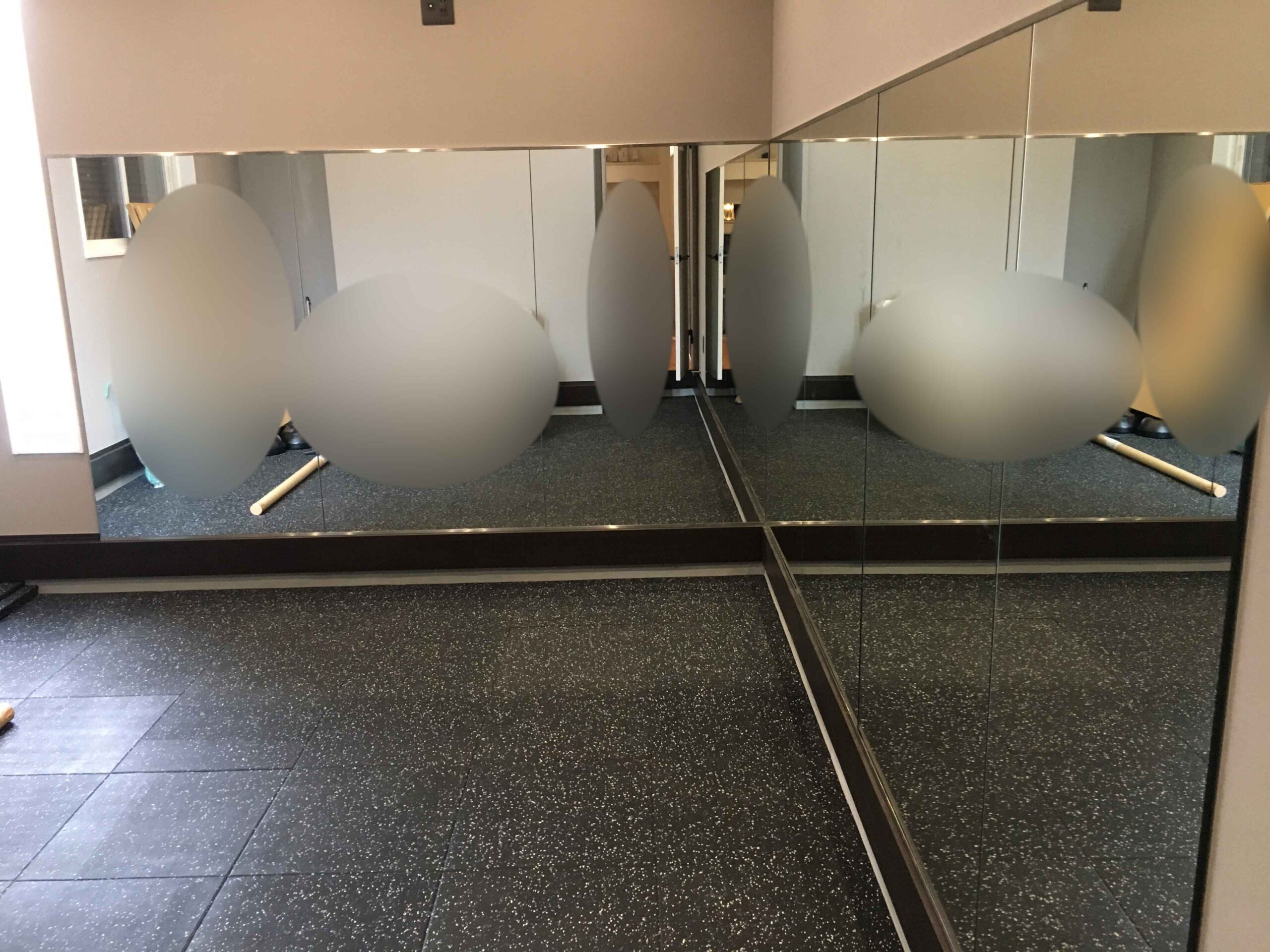 トレーニングジムの姿見に大サイズ鏡取付